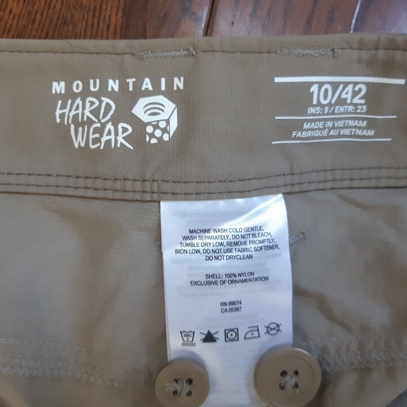 Mountain Hardware hiking shorts - Picture 2 of 4